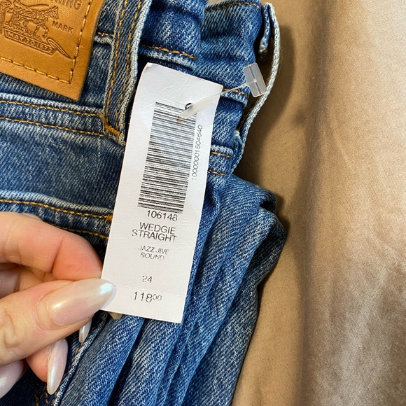 NWT Levi’s wedgie straight jean - Picture 5 of 5
